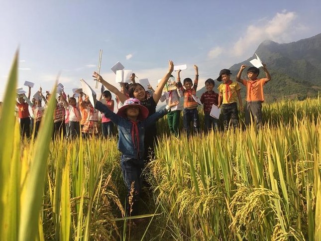 Cô giáo dẫn học trò ra tận cánh đồng để làm đề Văn tả cánh đồng quê hương ảnh 2