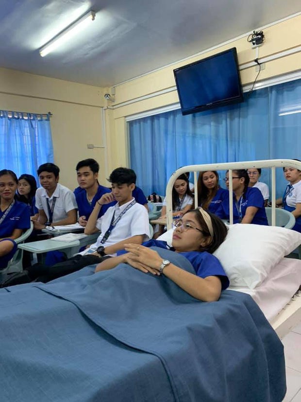 Nữ sinh bị ốm quyết tâm vác cả giường bệnh đến lớp học khiến dân mạng "thán phục" ảnh 1