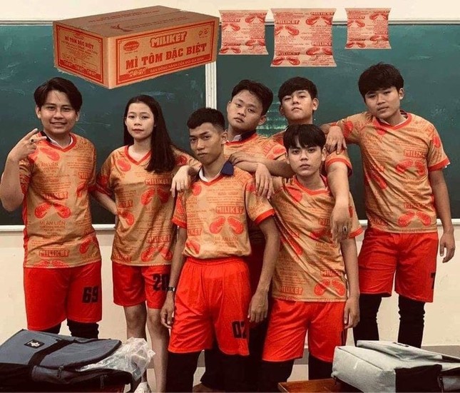 Lớp học may bộ đồng phục in họa tiết "mì tôm Miliket huyền thoại" khiến dân mạng cười ngất ảnh 1