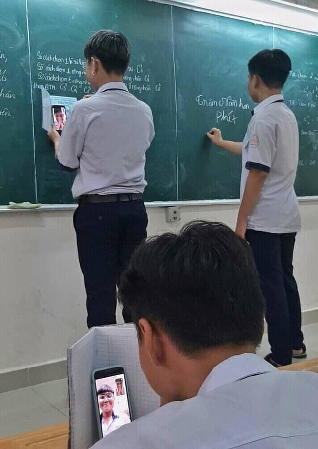 Hai nam sinh sử dụng điện thoại gọi Facetime để nhắc bài khiến dân mạng "thán phục" ảnh 1