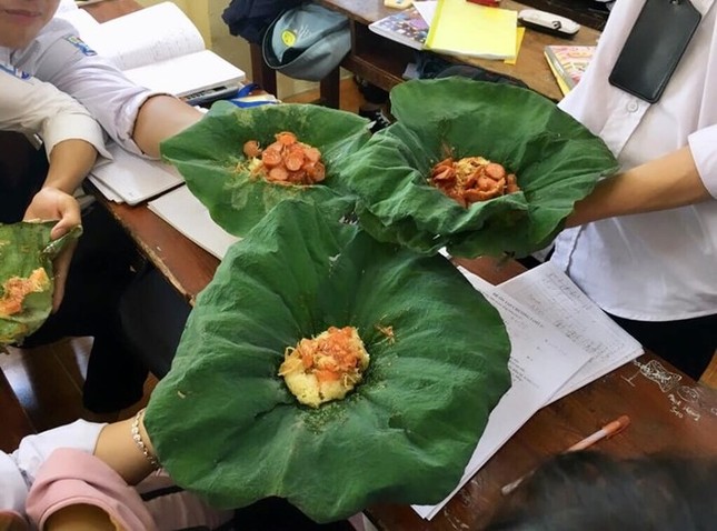 Hưởng ứng "không dùng nilon", teen gói xôi bằng lá sen khiến nhiều người thích thú ảnh 1