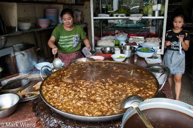 Kinh ngạc: Nhà hàng đun nồi nước dùng từ nửa thế kỷ trước cho khách ăn ảnh 5