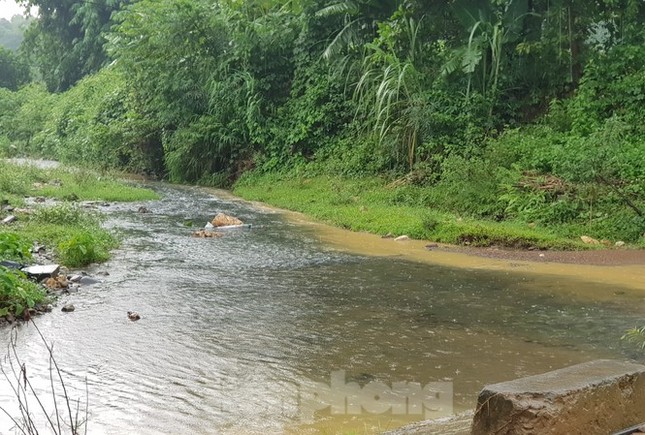 Vạn dân Hà Nội khốn khổ vì nước có mùi lạ: Chất bẩn từ đầu nguồn nước sông Đà? ảnh 1