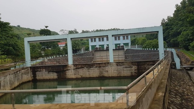 Vạn dân Hà Nội khốn khổ vì nước có mùi lạ: Chất bẩn từ đầu nguồn nước sông Đà? ảnh 4