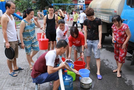 Người dân Linh Đàm xếp hàng chia nước sạch như chia gạo thời bao cấp ảnh 4
