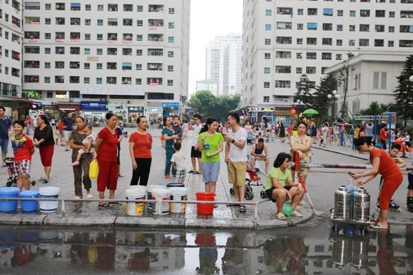 Người dân Linh Đàm xếp hàng chia nước sạch như chia gạo thời bao cấp ảnh 5