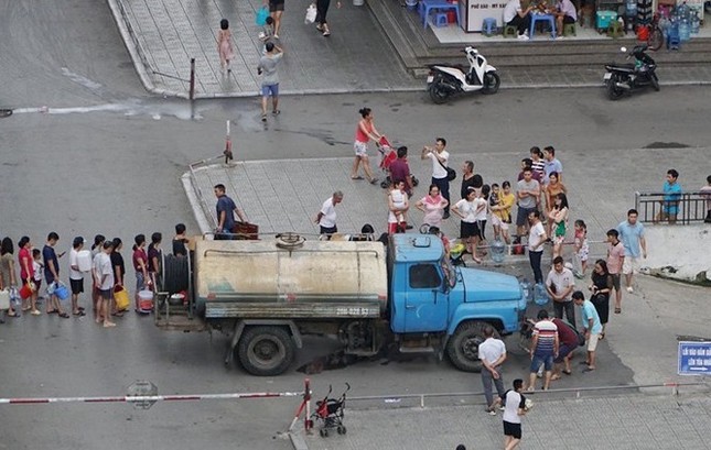 Người dân Linh Đàm xếp hàng chia nước sạch như chia gạo thời bao cấp ảnh 6