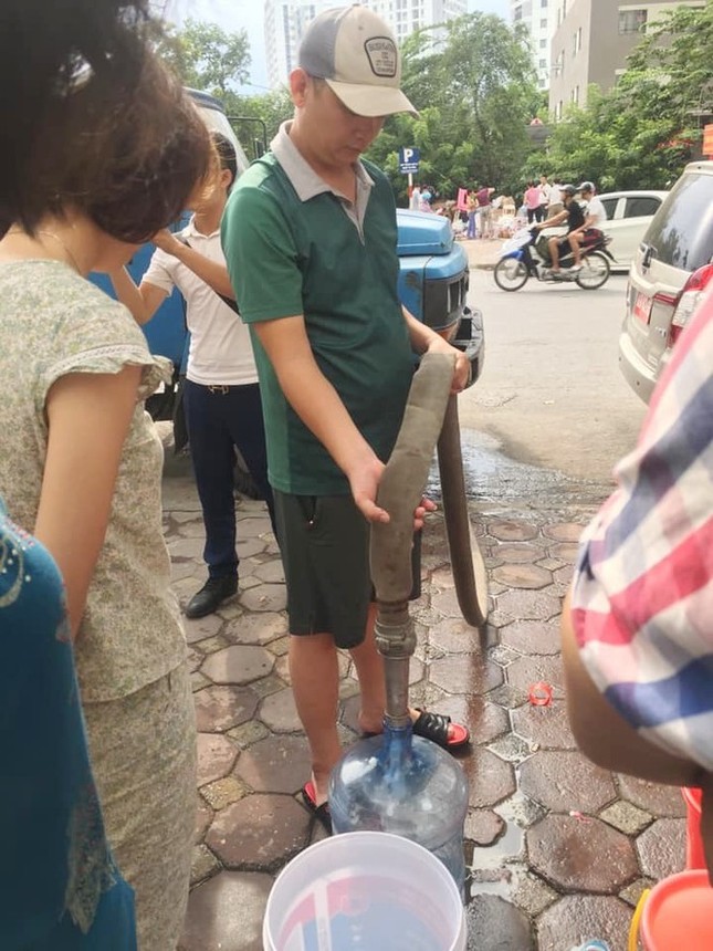 Người dân Linh Đàm xếp hàng chia nước sạch như chia gạo thời bao cấp ảnh 8