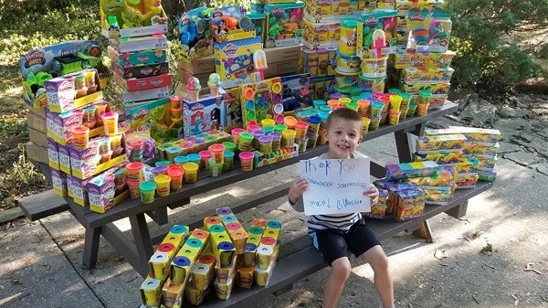 Thoát khỏi bệnh ung thư, cậu bé 5 tuổi quyên góp hàng ngàn món đồ chơi cho các bạn nhỏ ảnh 1