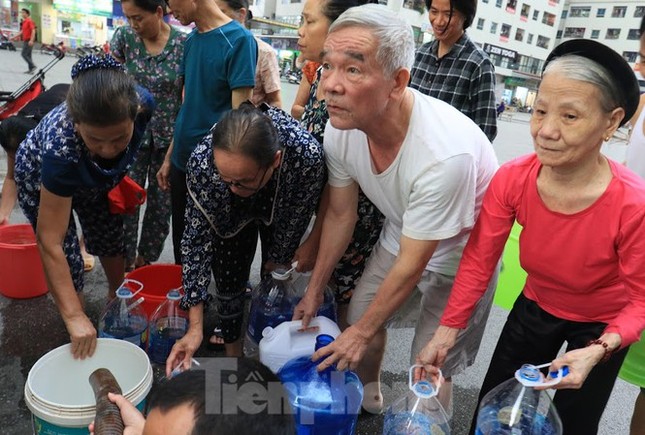 Khủng hoảng nước sạch tại Hà Nội: Khổ như "thời bao cấp" ảnh 1