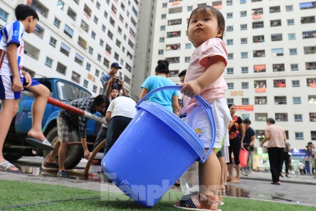 Khủng hoảng nước sạch tại Hà Nội: Khổ như "thời bao cấp" ảnh 2
