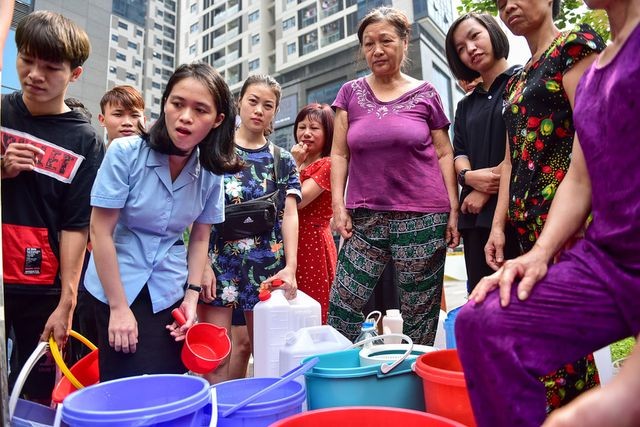Dậy sớm xếp hàng, cư dân chung cư cao cấp vẫn "khóc ròng" vì hụt nước sạch ảnh 2