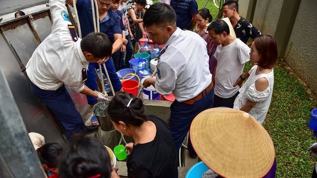 Dậy sớm xếp hàng, cư dân chung cư cao cấp vẫn "khóc ròng" vì hụt nước sạch ảnh 3