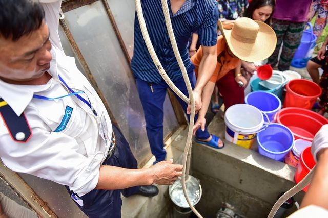 Dậy sớm xếp hàng, cư dân chung cư cao cấp vẫn "khóc ròng" vì hụt nước sạch ảnh 10