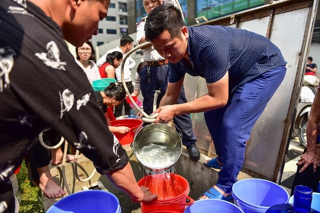 Dậy sớm xếp hàng, cư dân chung cư cao cấp vẫn "khóc ròng" vì hụt nước sạch ảnh 13