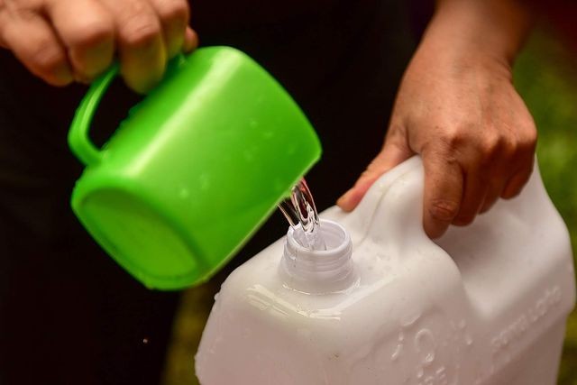 Dậy sớm xếp hàng, cư dân chung cư cao cấp vẫn "khóc ròng" vì hụt nước sạch ảnh 17