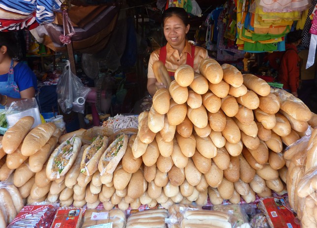 Mời bạn thử ăn bánh mỳ kiểu Lào xem có gì khác với bánh mì Việt Nam ảnh 1
