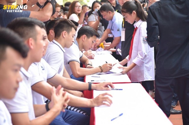 Strong Vietnam 2019: Tween THCS Phù Đổng giao lưu cùng Văn Hậu trước khi anh sang Hà Lan ảnh 5