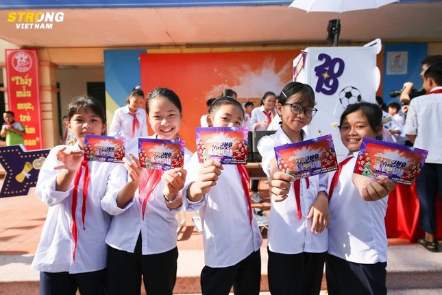 Strong Vietnam 2019: Tween THCS Phù Đổng giao lưu cùng Văn Hậu trước khi anh sang Hà Lan ảnh 1