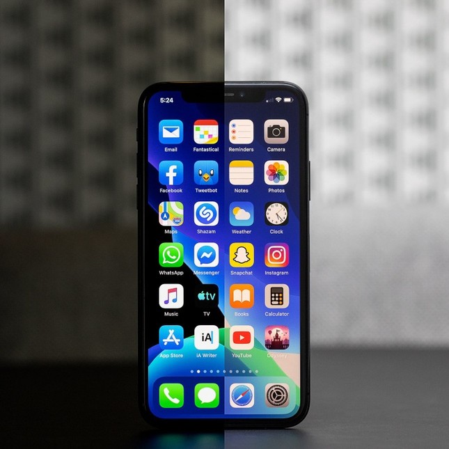 Đây là lý do bạn nên kích hoạt chế độ "bóng đêm huyền bí" trên iPhone ngay và luôn ảnh 1