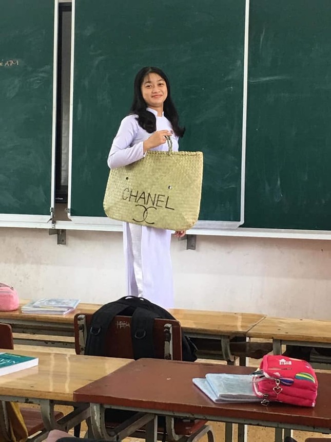 Nữ sinh biến giỏ đi chợ thành túi xách "hàng hiệu" khiến cư dân mạng "cười ra nước mắt" ảnh 1