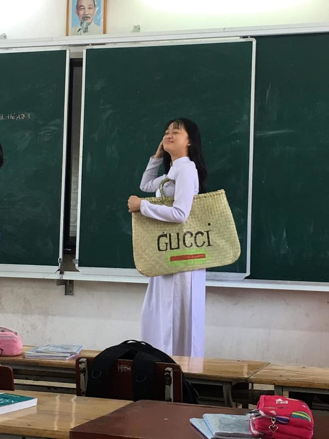 Nữ sinh biến giỏ đi chợ thành túi xách "hàng hiệu" khiến cư dân mạng "cười ra nước mắt" ảnh 2