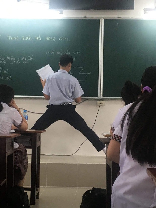Sở hữu chiều cao vượt trội, nam sinh đành phải xoạc chân khi làm bài trên bảng ảnh 1