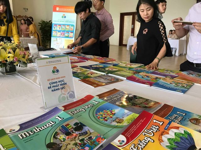 NXB Giáo dục: Sẽ tăng giá sách giáo khoa của chương trình phổ thông mới ảnh 1