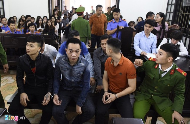 Hàng trăm người tập trung tại tòa án theo dõi xử án Khá Bảnh ảnh 2