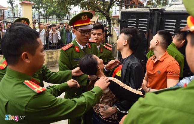 Hàng trăm người tập trung tại tòa án theo dõi xử án Khá Bảnh ảnh 3
