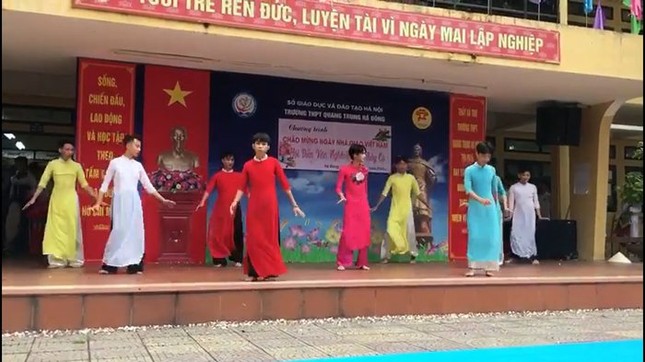 Đội nam sinh diện áo dài biểu diễn chào mừng ngày 20/11 không thể nào đáng yêu hơn ảnh 1