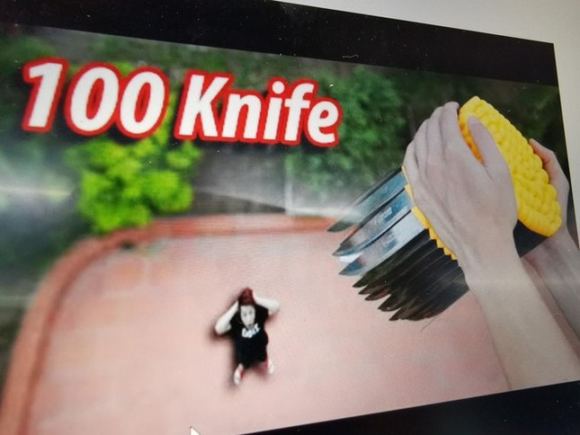 Dân mạng kêu gọi tẩy chay YouTuber NTN vì trò thả dao nguy hiểm ảnh 2
