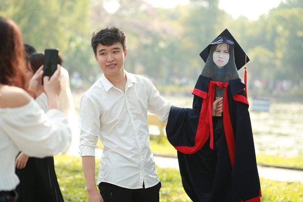 Người yêu không đến chụp ảnh kỷ yếu, nam sinh nghĩ ra ý tưởng "bá đạo" khiến dân mạng cười ngất ảnh 1