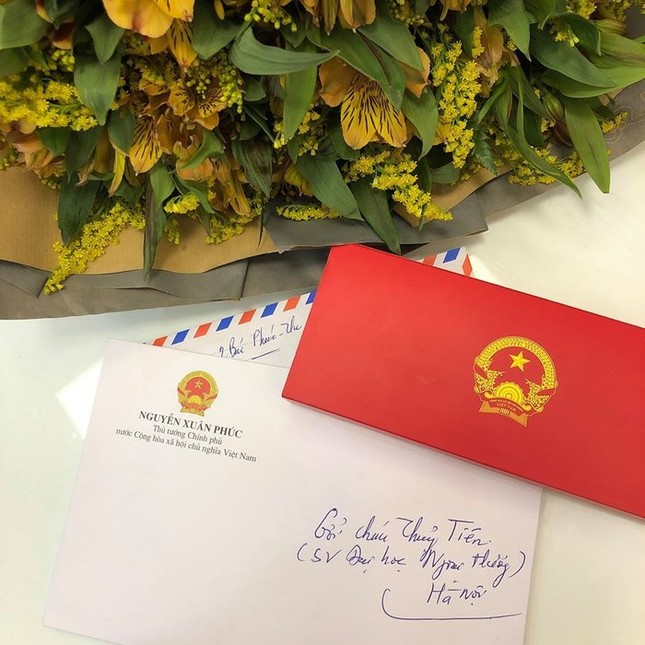 Nữ sinh ĐH Ngoại Thương bị ung thư vú bất ngờ nhận được hoa và thư động viên của Thủ tướng ảnh 1