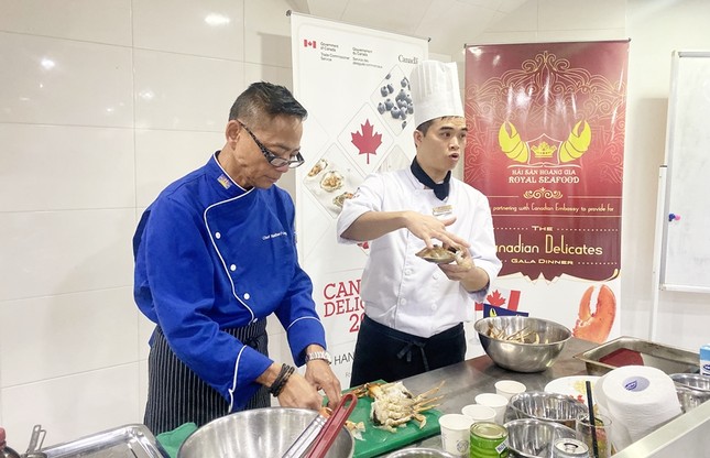 Giới trẻ Việt hào hứng nghe đầu bếp Nathan Fong hướng dẫn chế biến cua Canada ảnh 3