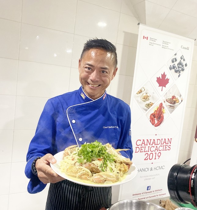 Giới trẻ Việt hào hứng nghe đầu bếp Nathan Fong hướng dẫn chế biến cua Canada ảnh 4