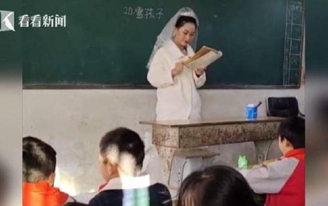 Cô giáo mặc váy cưới, đội khăn voan đứng lớp dạy học, lí do đặc biệt khiến ai cũng cảm động ảnh 1