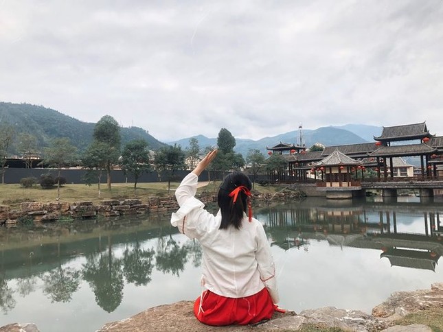 Giới trẻ "phát sốt" với "phiên bản thu nhỏ của Phượng Hoàng cổ trấn" ngay sát Lào Cai ảnh 4
