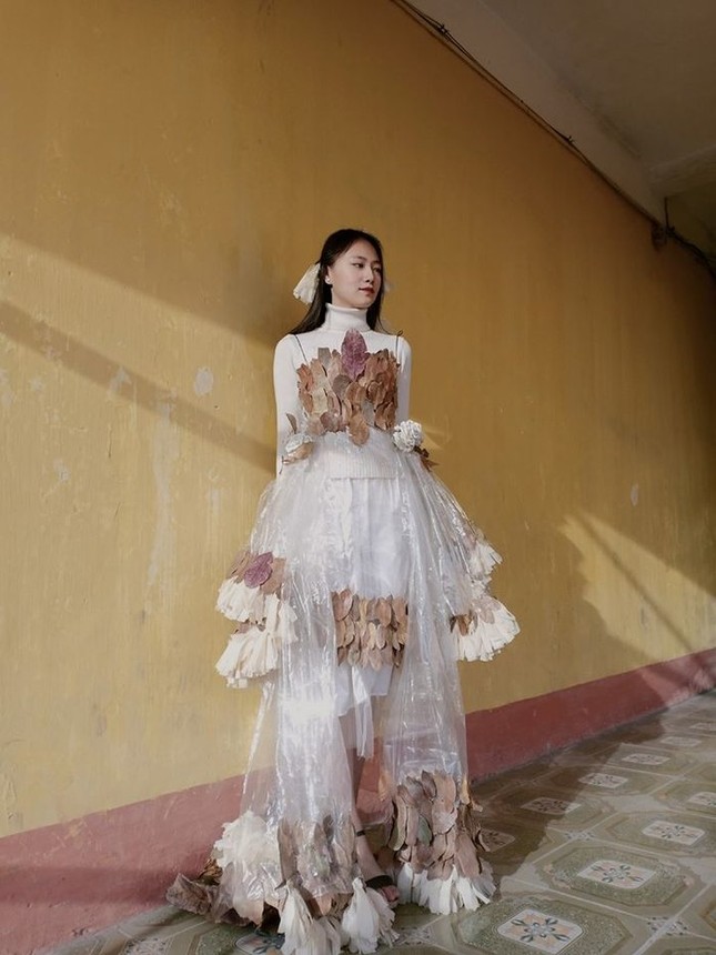 Bộ trang phục tái chế "0 đồng" khiến cộng đồng mạng trầm trồ vì độ sáng tạo ảnh 1