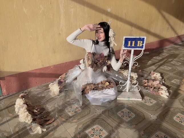 Bộ trang phục tái chế "0 đồng" khiến cộng đồng mạng trầm trồ vì độ sáng tạo ảnh 2