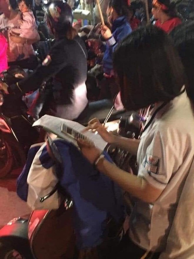 Nữ sinh "đi bão" ăn mừng chiến thắng của U22 Việt Nam nhưng vẫn không quên "nhiệm vụ" học hành ảnh 1
