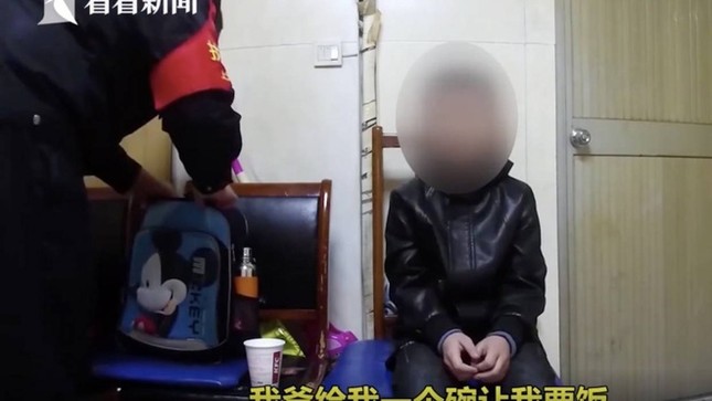Không làm bài tập về nhà, cậu bé bị bố bắt quỳ gối ăn xin ảnh 1