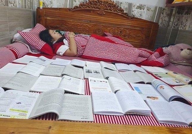 Thực trạng chung của các cô cậu học trò, "ăn chung ngủ chung" với sách vở trong mùa thi ảnh 1