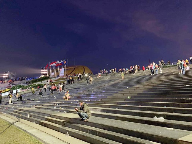 Thành phố Đà Lạt ngập ngụa đủ loại rác thải sau đêm Festival hoa ảnh 2