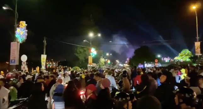 Thành phố Đà Lạt ngập ngụa đủ loại rác thải sau đêm Festival hoa ảnh 7