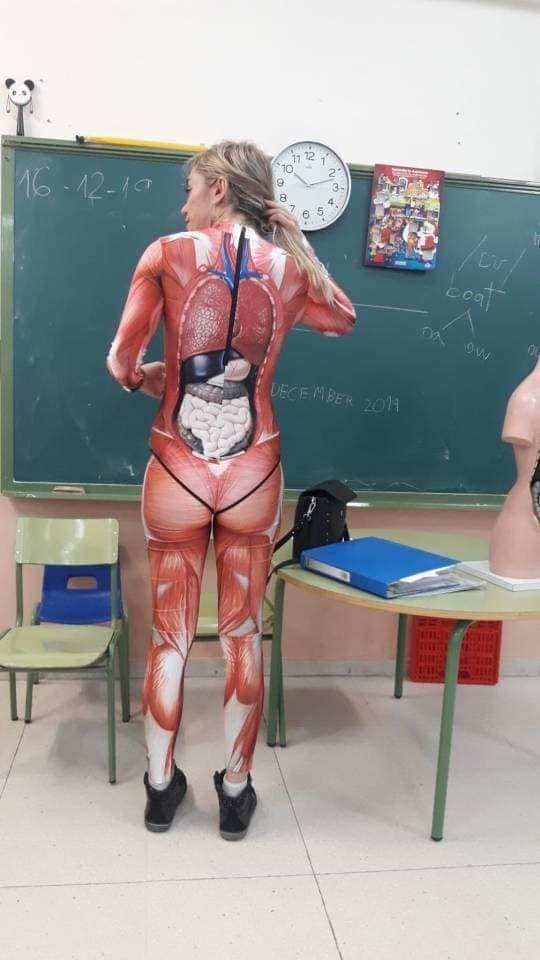 Có tâm như giáo viên "trường người ta": Mạnh dạn "khoe thân" ngay trên lớp để minh họa môn Sinh ảnh 2