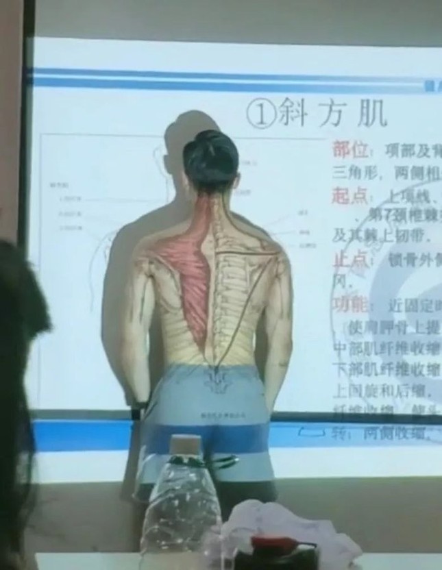 Có tâm như giáo viên "trường người ta": Mạnh dạn "khoe thân" ngay trên lớp để minh họa môn Sinh ảnh 3