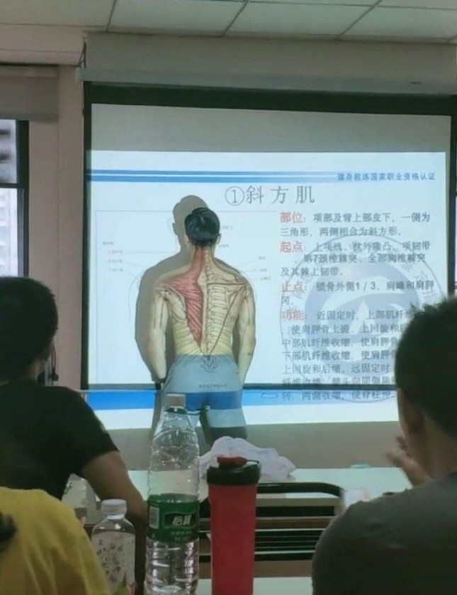Có tâm như giáo viên "trường người ta": Mạnh dạn "khoe thân" ngay trên lớp để minh họa môn Sinh ảnh 4