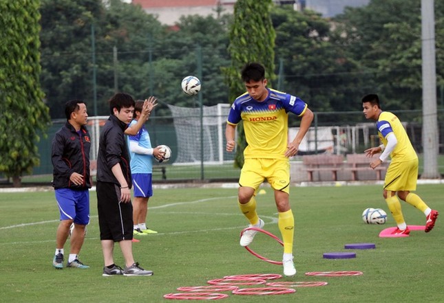 Trợ lý ngôn ngữ Lê Huy Khoa tạm nghỉ, HLV Park có phiên dịch mới ảnh 2