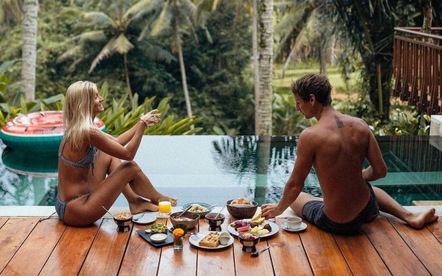 Đăng ảnh sống ảo lên Instagram, cặp đôi kiếm được số tiền đủ xây biệt thự ảnh 1